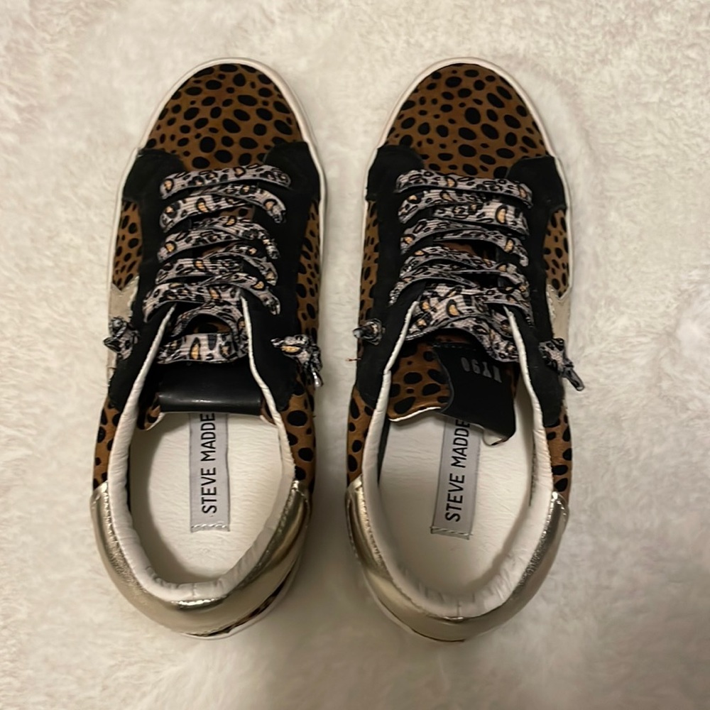 Selling a pair of brand new sneakers. Sneakers have never been worn.